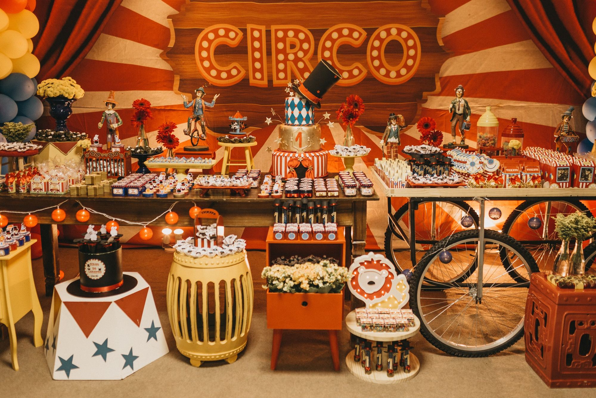 https://giggster.com/blog/content/images/2023/09/circus-carnival-1st-birthday-party.jpg
