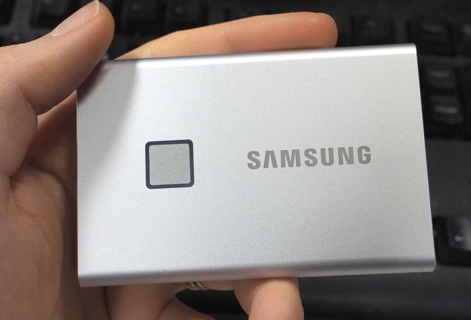 Samsung Portable SSD T7 Touch Review : 