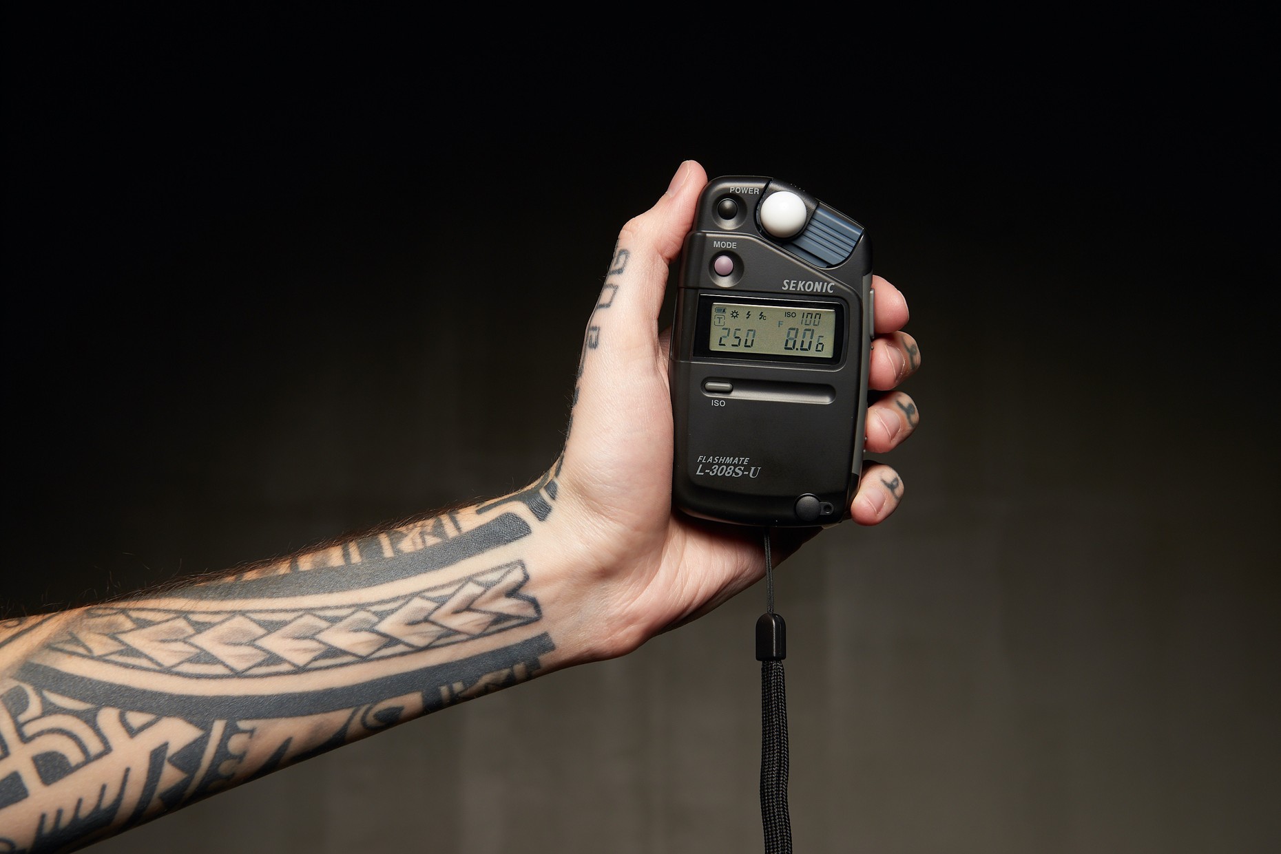 How to Use a Light Meter for Photography • Giggster Guide