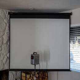 Projector and screen 