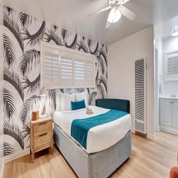 Accomodation - 1 QUEEN BED-STANDARD ROOM