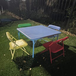 Kids table + 4 chairs