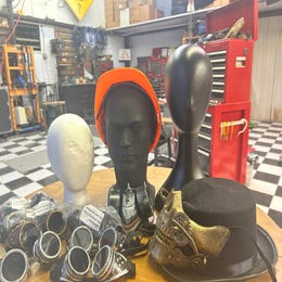 accesorios en una escena de Burning Man