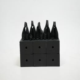 Cajas de manzana y bolsa de arena 