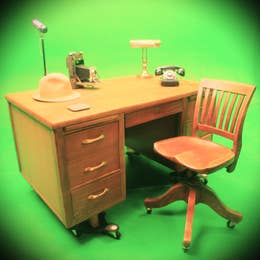 Escritorio de madera vintage de los años 50 con silla de madera antigua