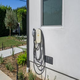 220V Outlets (NEMA 14-50R) / EV Charger Included 