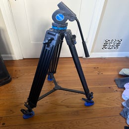 Tripod with fluid head