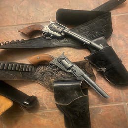 MIETE: Replik des Revolvers aus dem 19. Jahrhundert mit Vintage-Holster und Hut