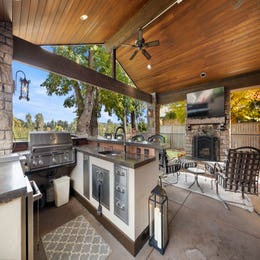 Outdoor Kitchen with Barbecue/Traeger