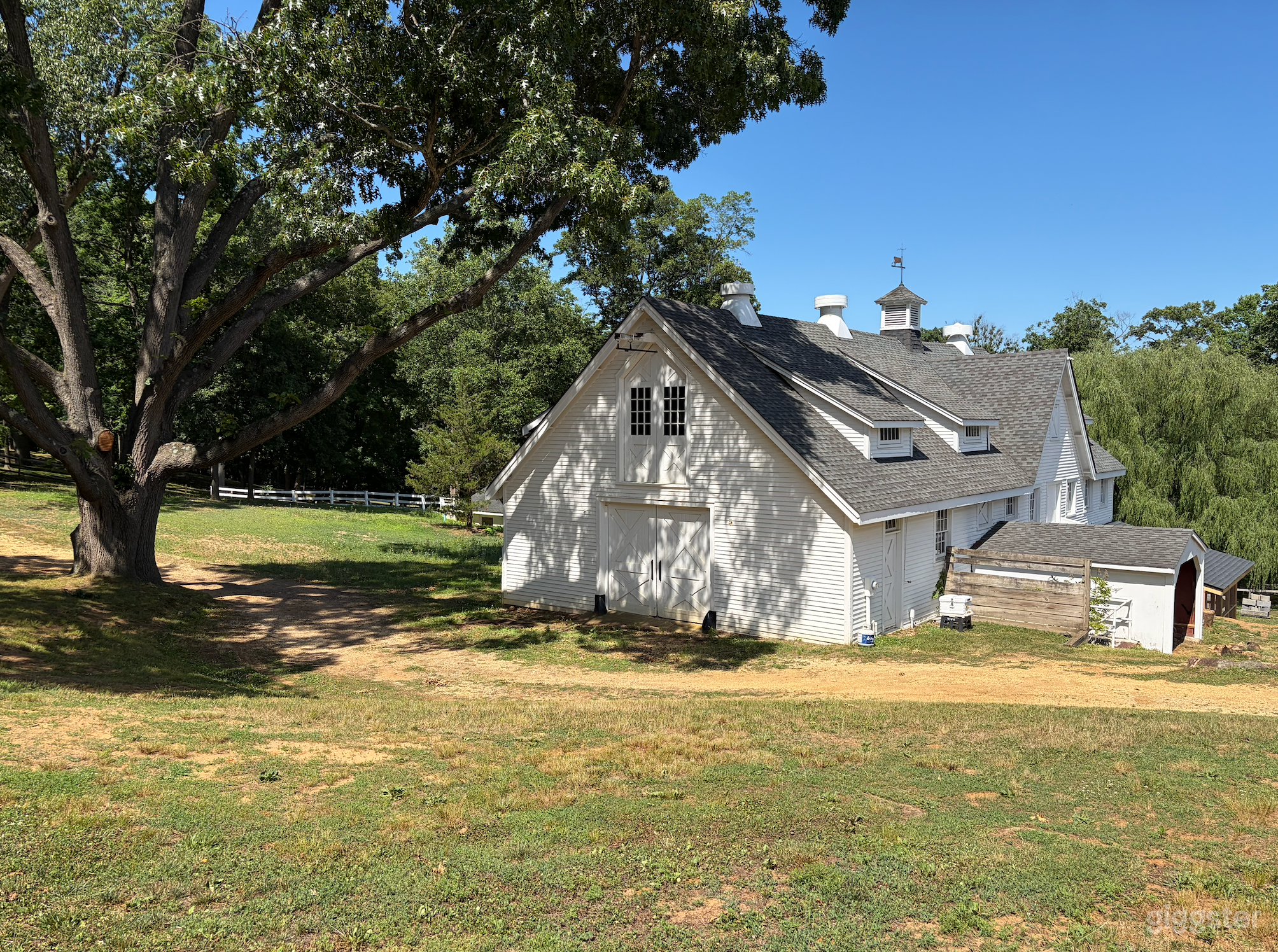Charming Old American Barn, horse stables, hay loft, garden Photo 2