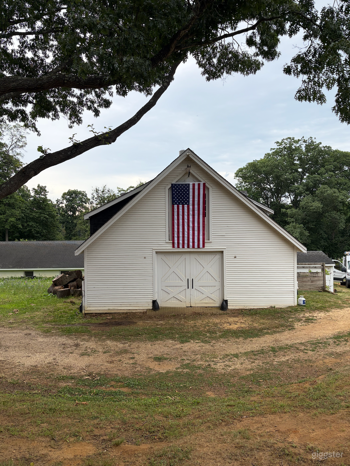 Charming Old American Barn, horse stables, hay loft, garden Photo 1