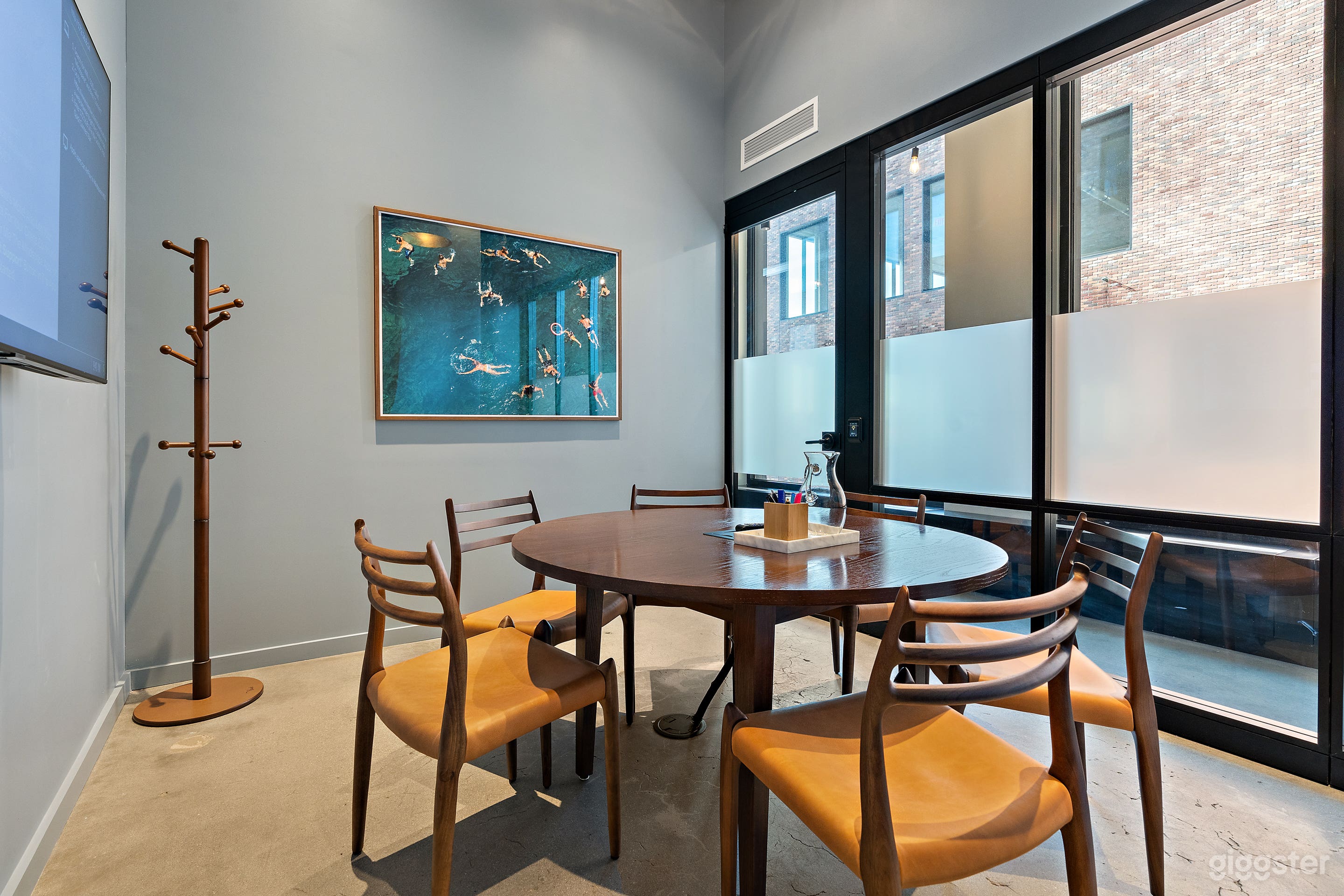 M5: Meeting Room for 5 in Boutique Office Photo 1