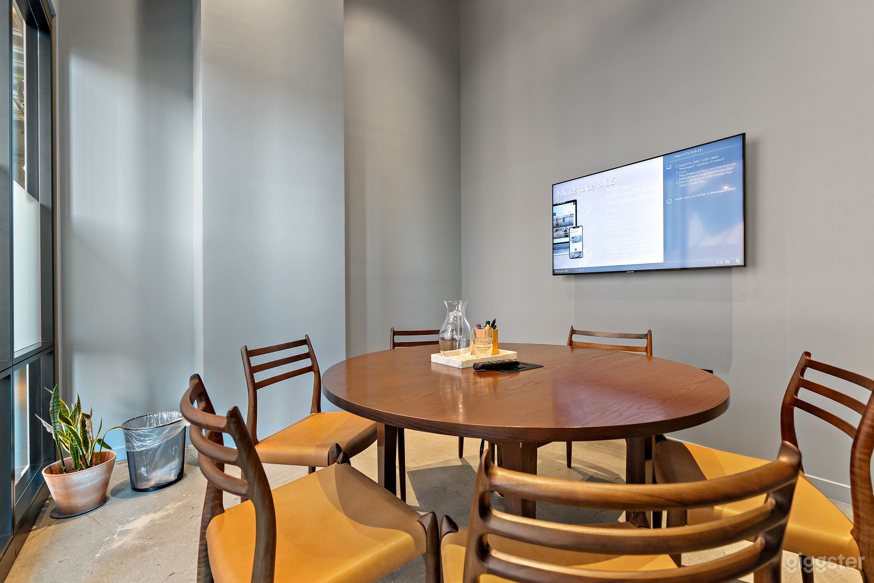 M5: Meeting Room for 5 in Boutique Office Photo 2