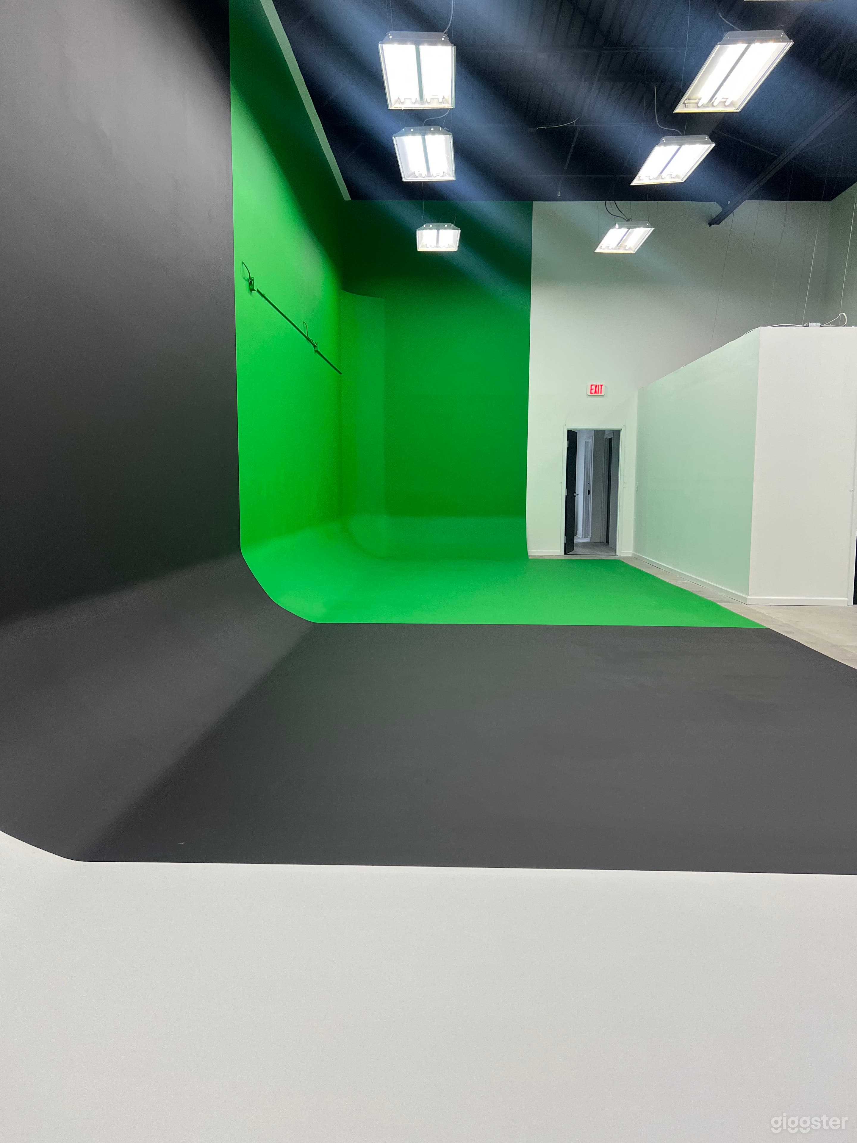 3500 Sq ft  Green Screen, Black, White Cyc Walls Photo 4