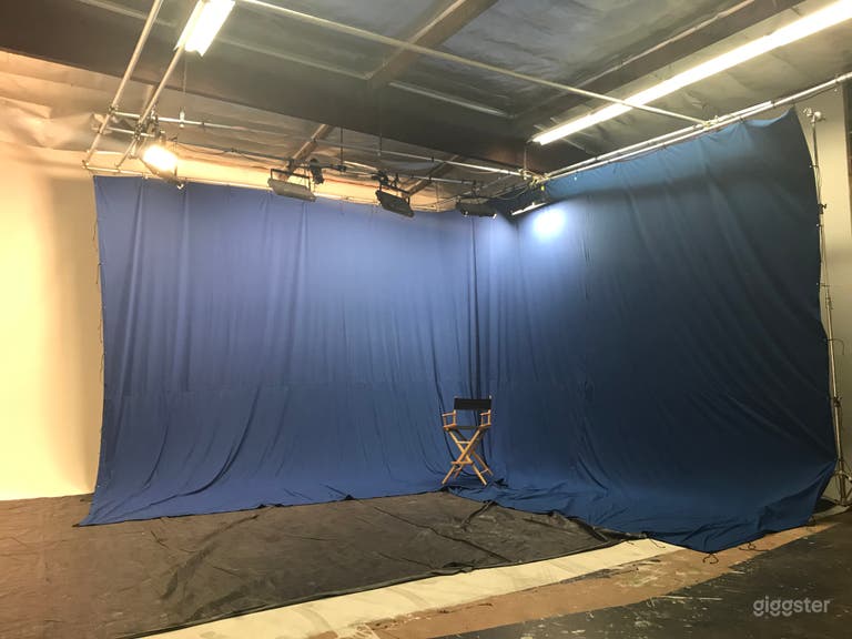  Pre-lit Blue Screen Studio 