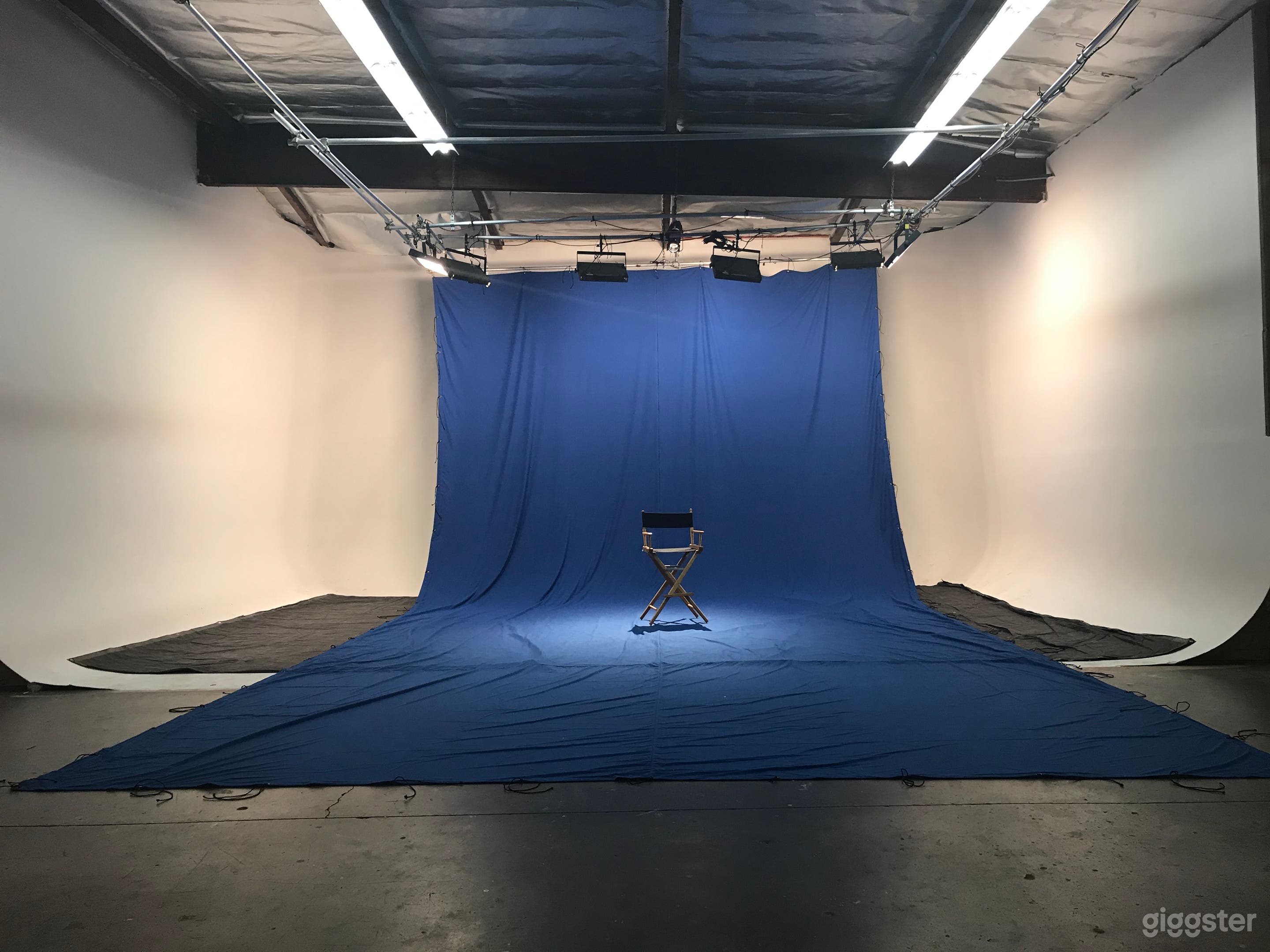 Pre-lit Blue Screen Studio Photo 3