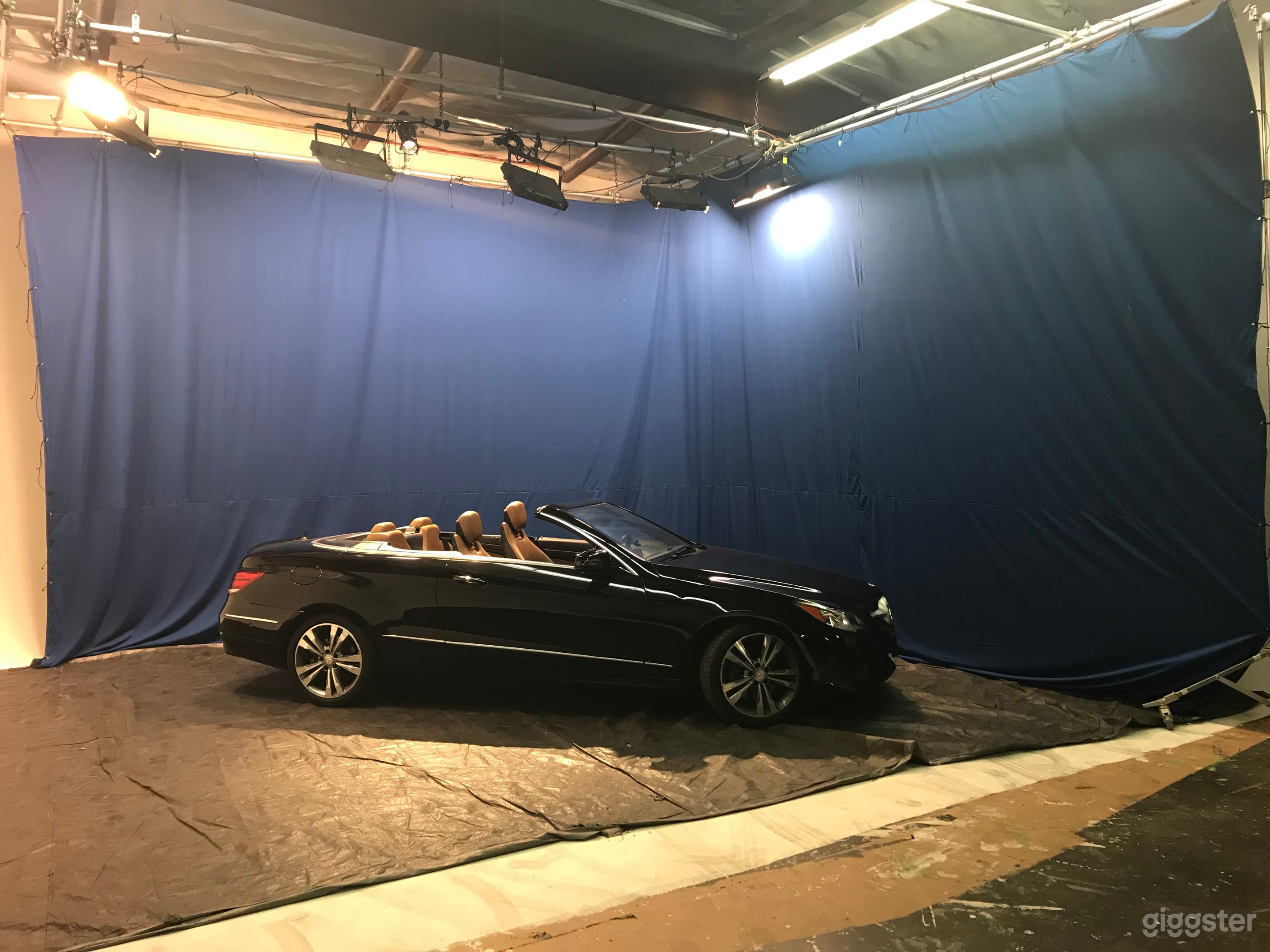 Pre-lit Blue Screen Studio Photo 2