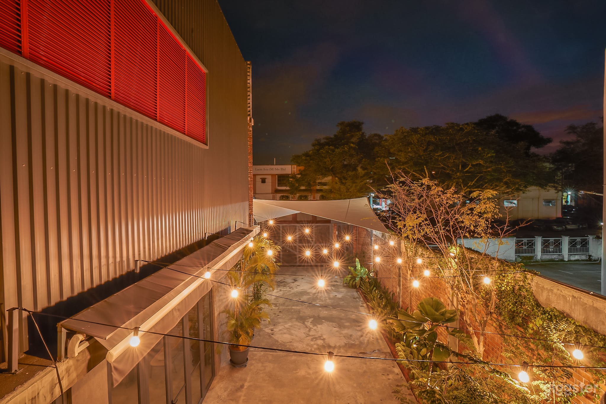 Spacious Brick and Wooden Event Studio Photo 4