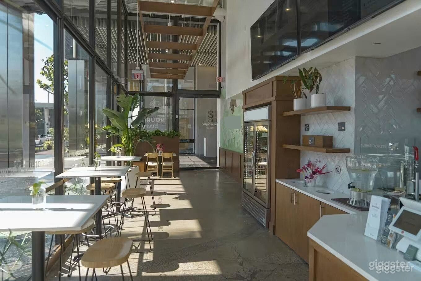 Modern Hollywood Restaurant With Natural Lighting Photo 4