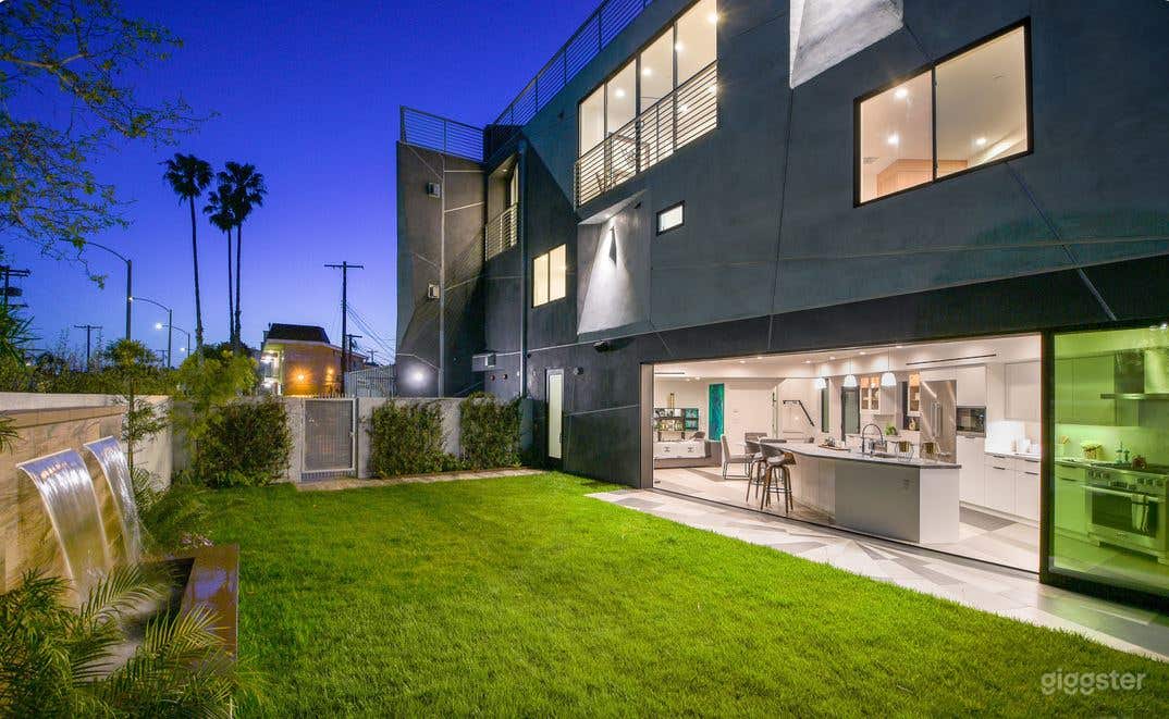 Venice Flatiron One-of-a-kind Indoor/Outdoor space Photo 1