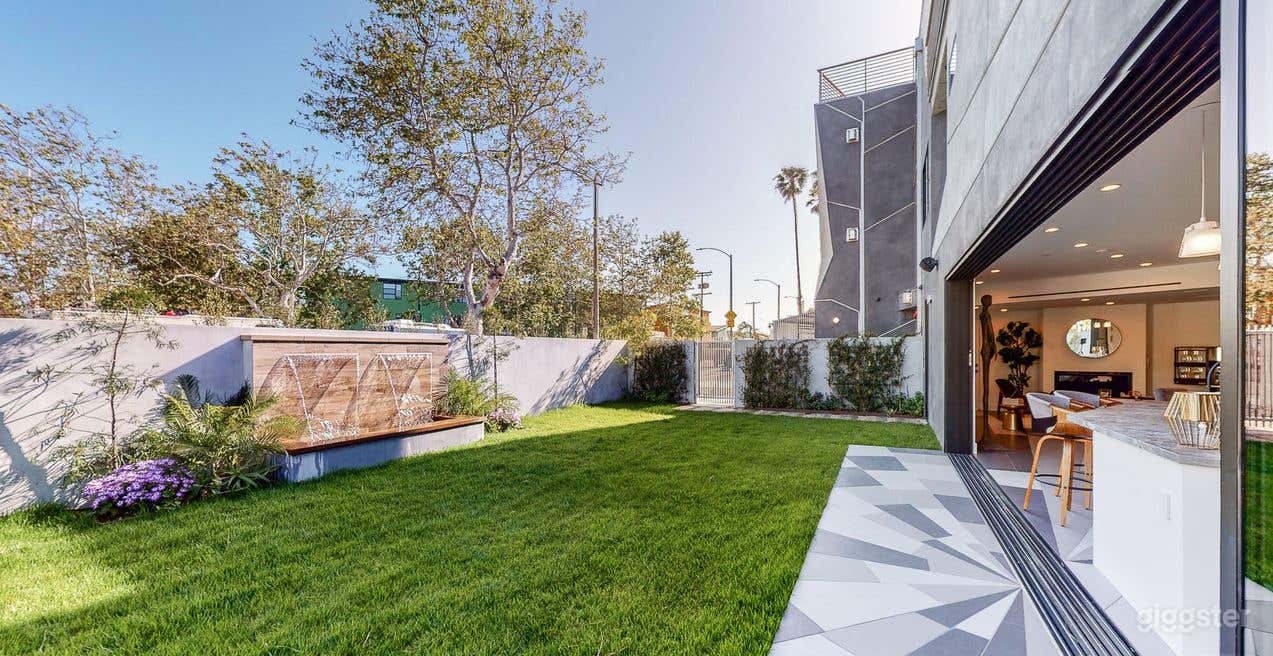 Venice Flatiron One-of-a-kind Indoor/Outdoor space Photo 2