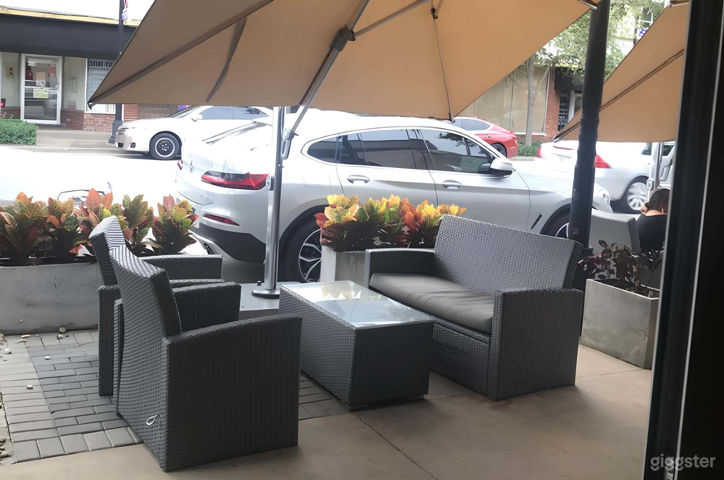 Front Vibrant Outdoor Space Photo 4