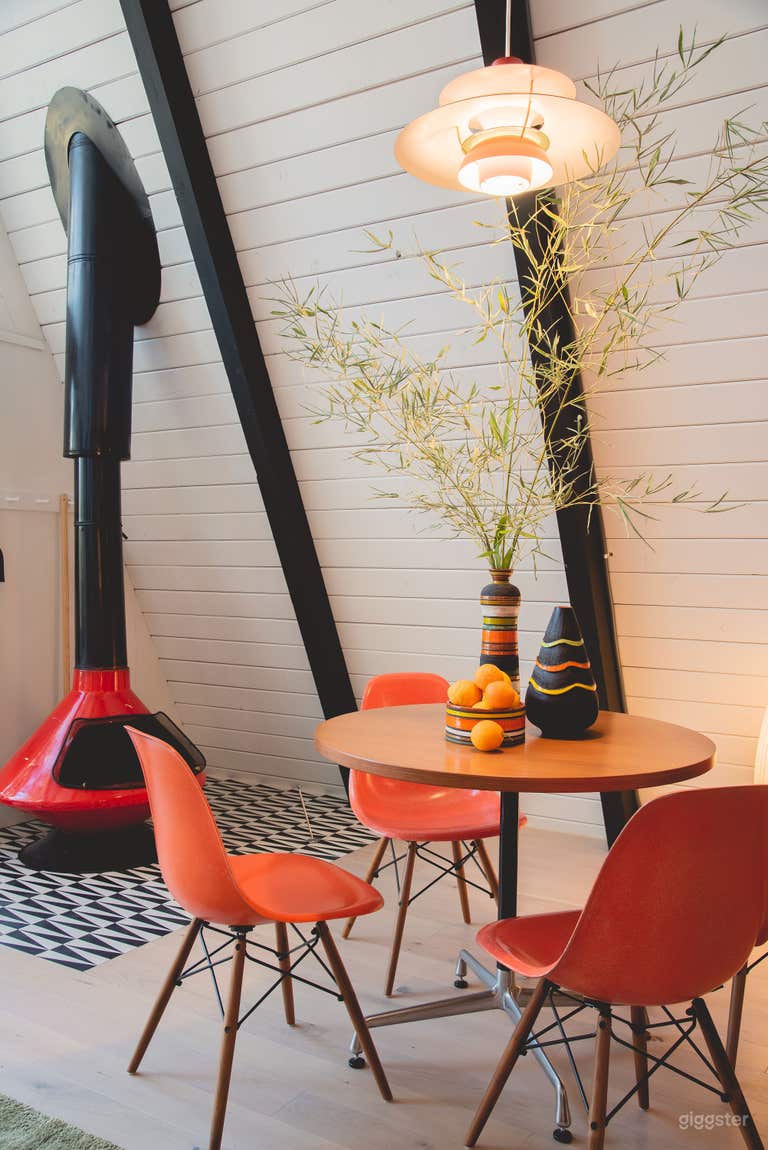  Magie du milieu du siècle | Chalet de montagne A-Frame avec âme rétro 