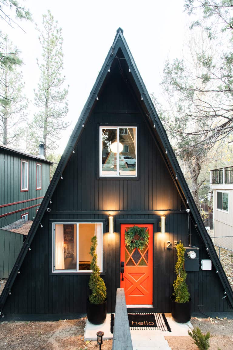  Magie du milieu du siècle | Chalet de montagne A-Frame avec âme rétro 
