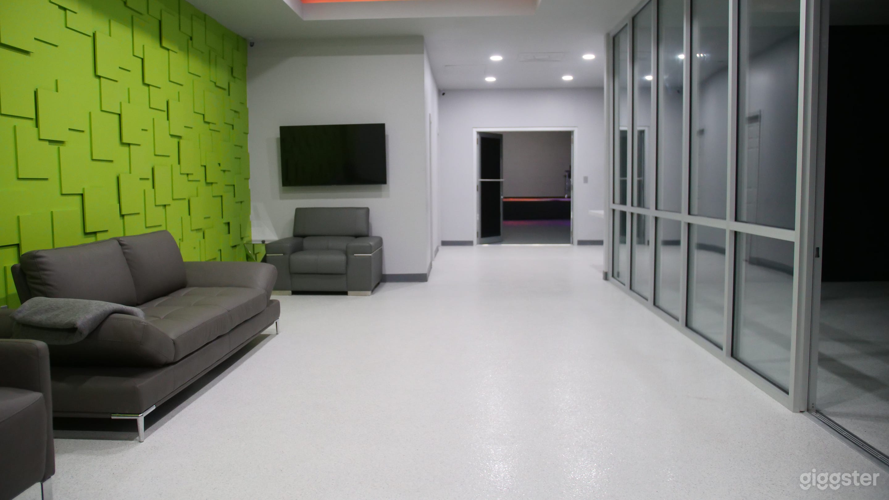 Conference Room for Creatives and Meetings Photo 3