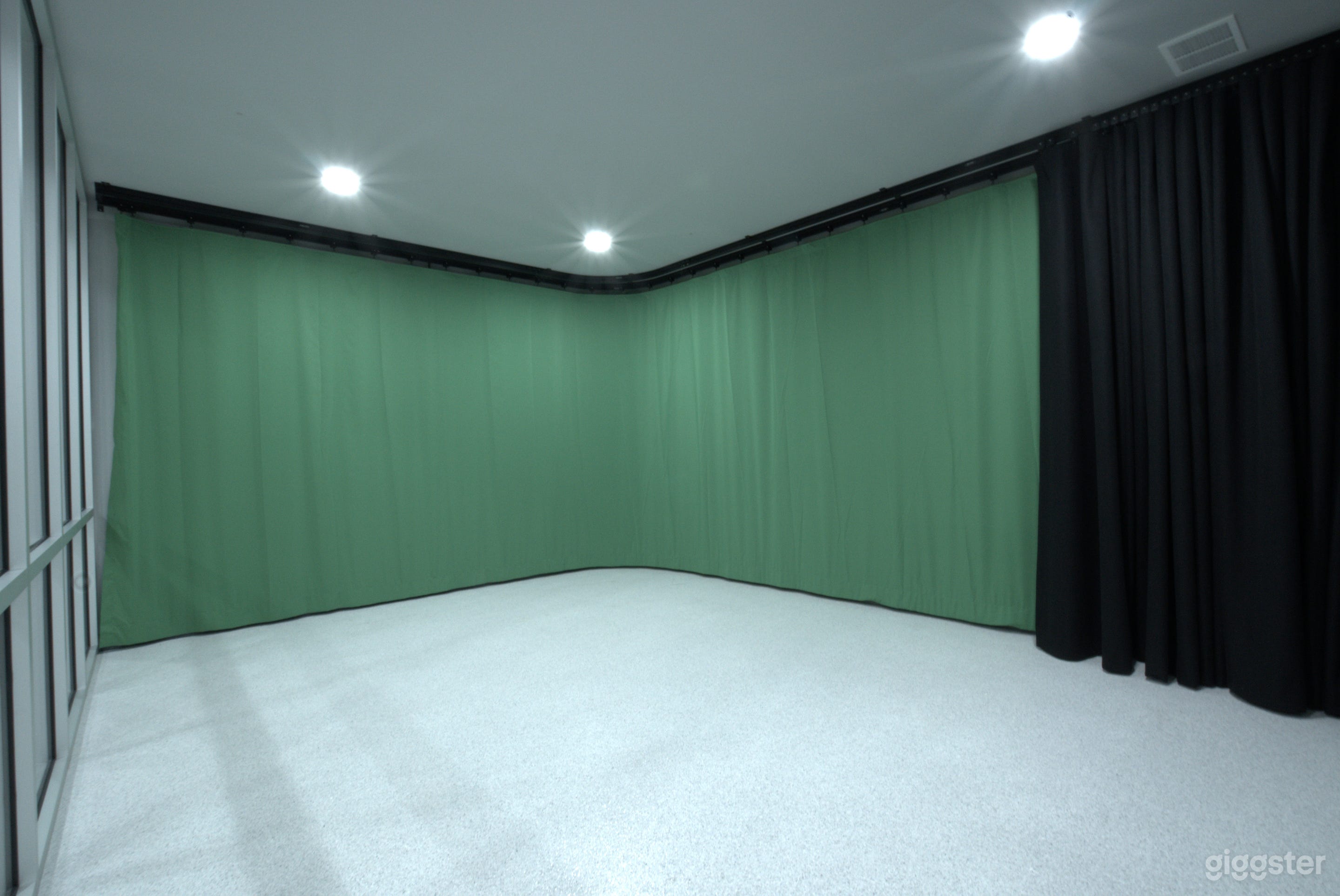 Conference Room for Creatives and Meetings Photo 4