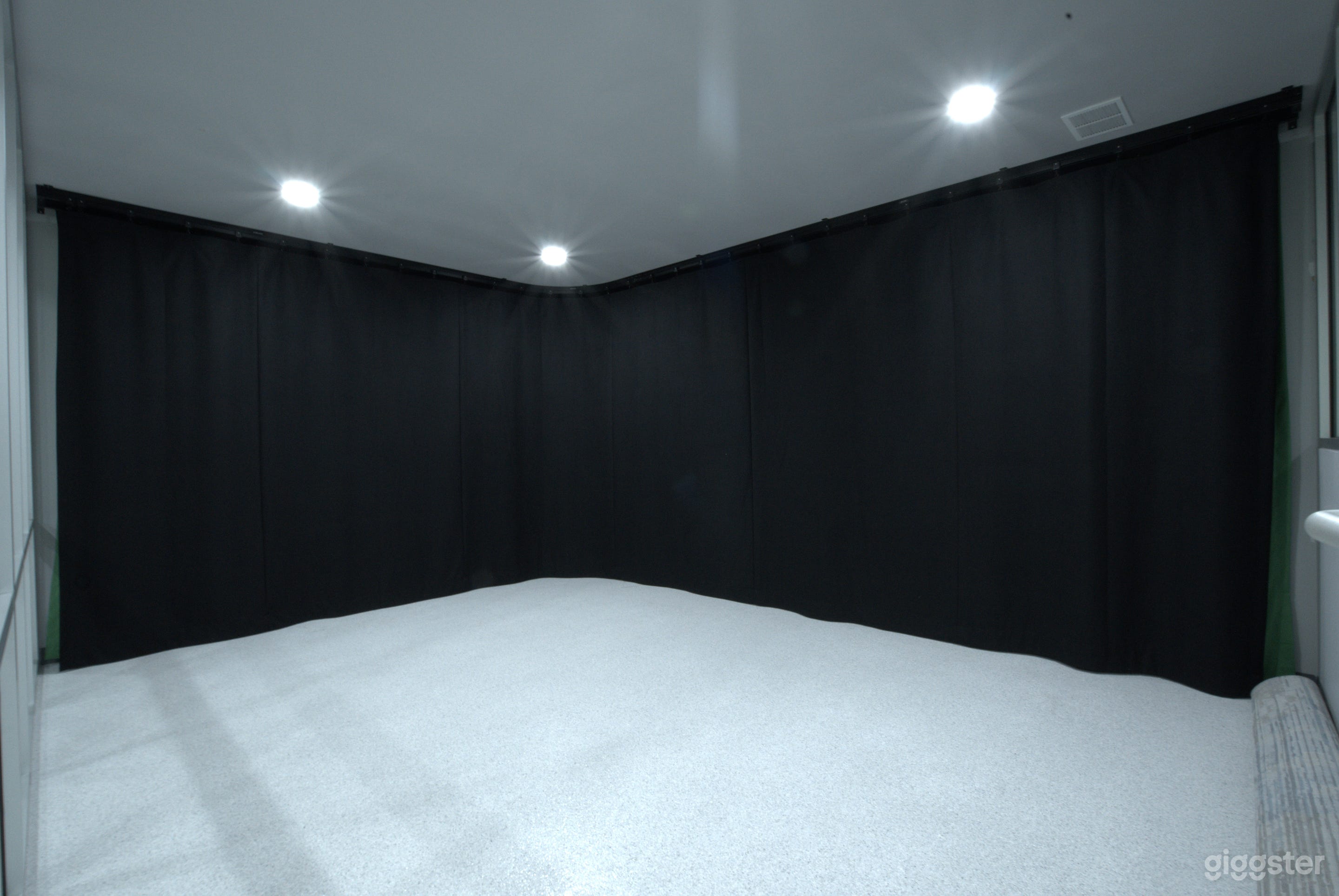 Conference Room for Creatives and Meetings Photo 1