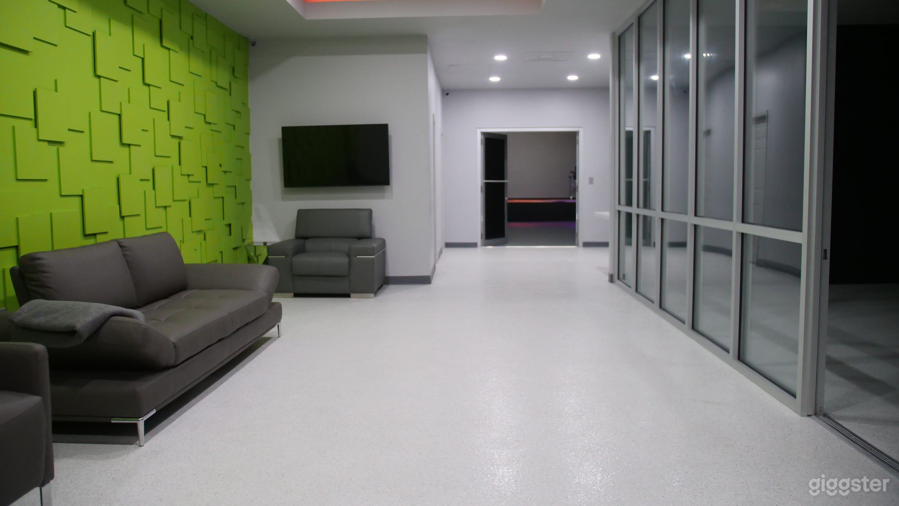 Conference Room for Creatives and Meetings Photo 2