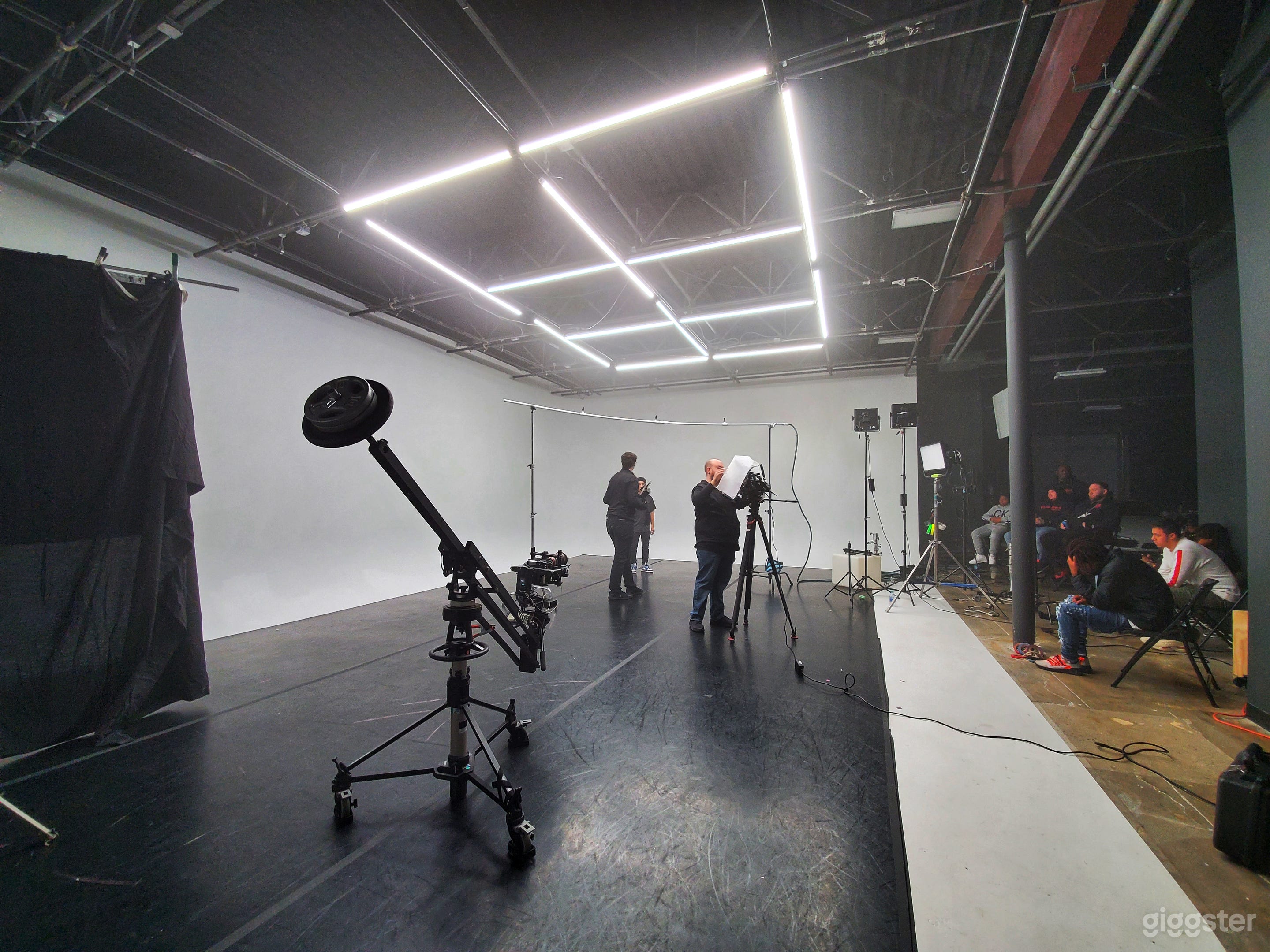 3 Wall White Cyc - Pre-lit with Aputure Novas Photo 1