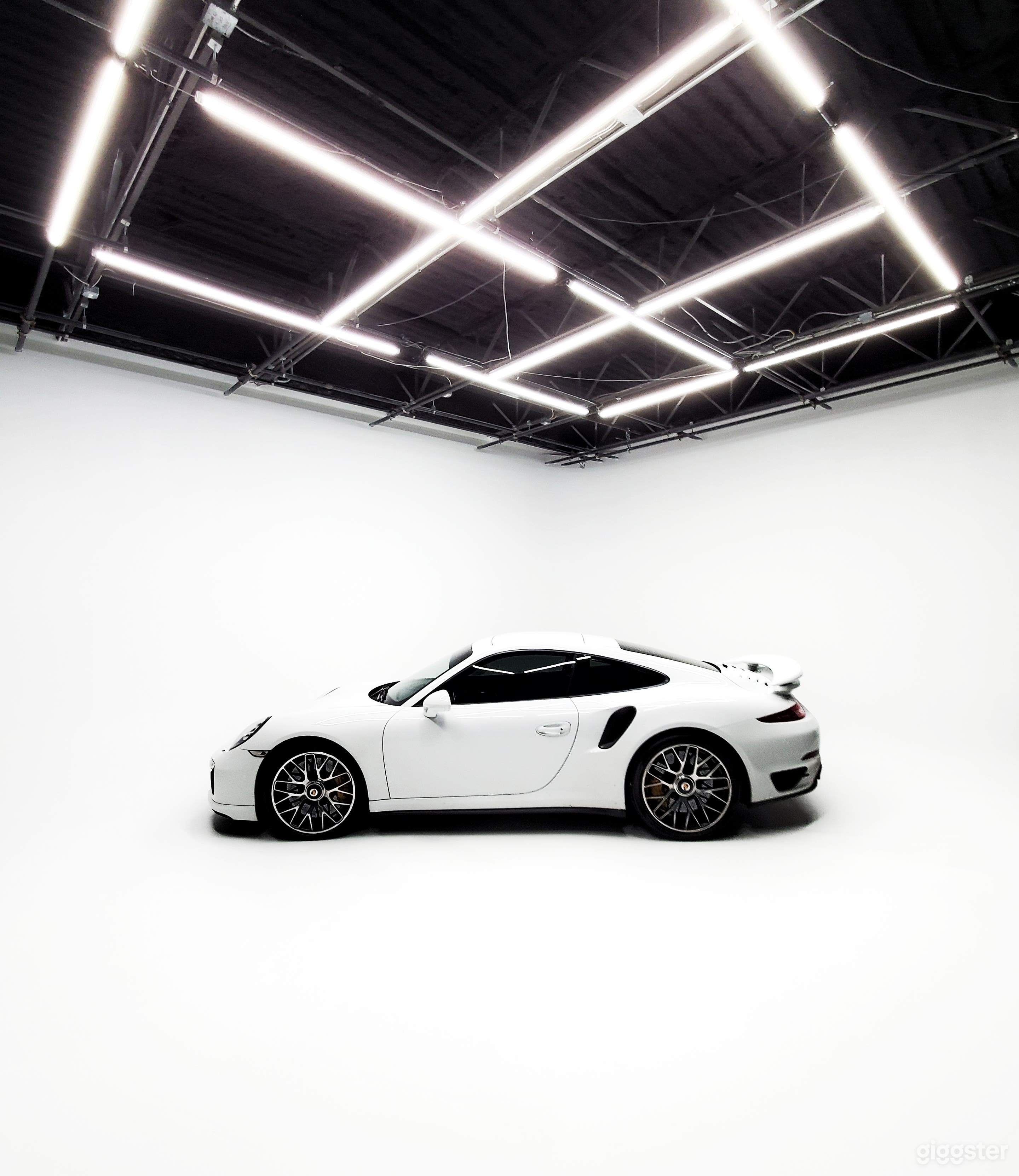 3 Wall White Cyc - Pre-lit with Aputure Novas Photo 2