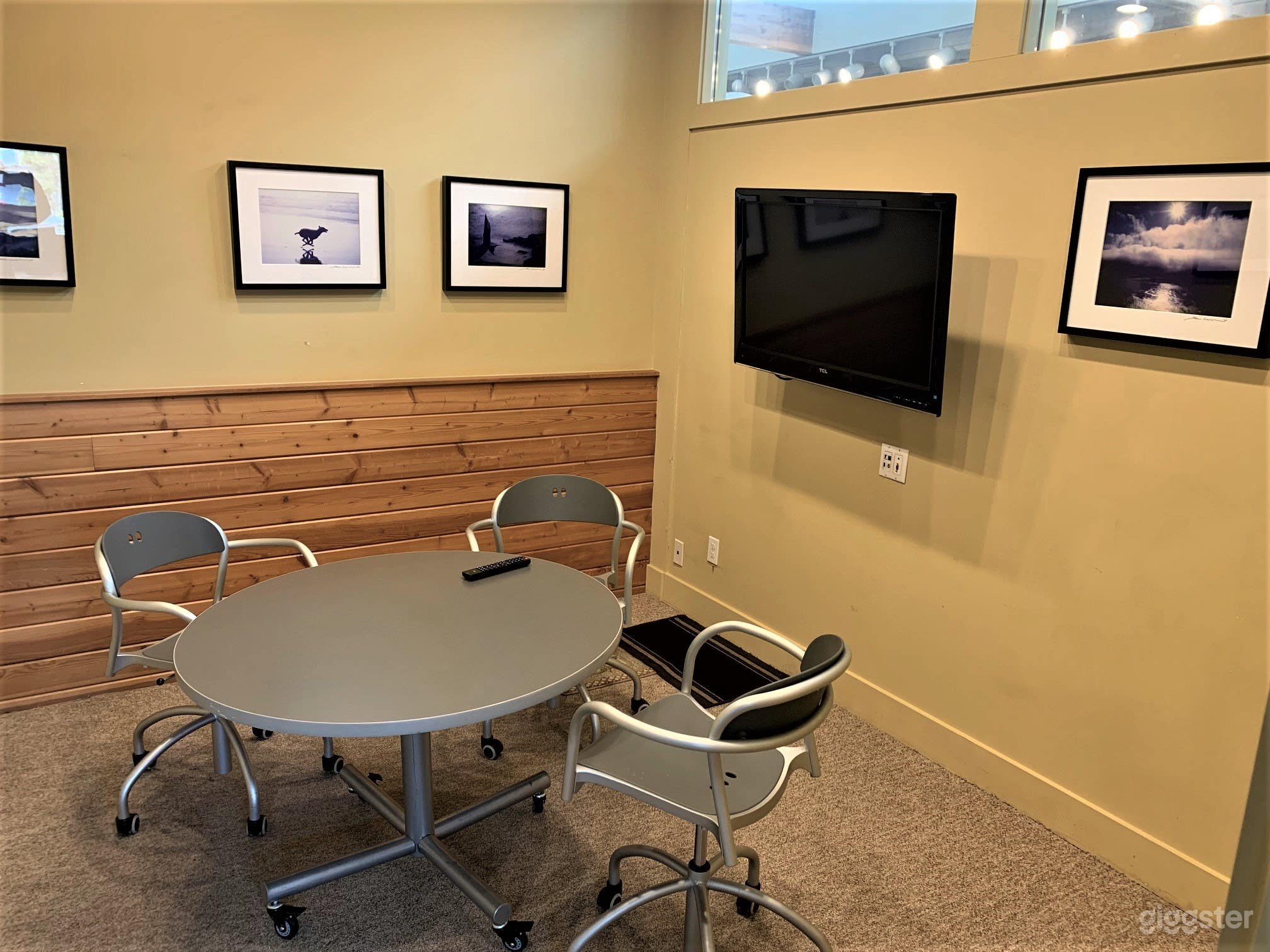 The Round Table Photo 1