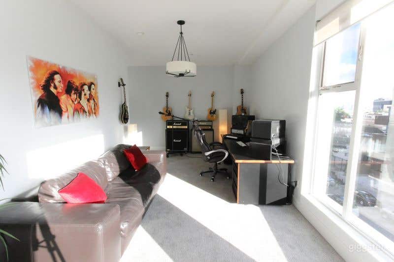 The Hollywood No.409 Photo 4