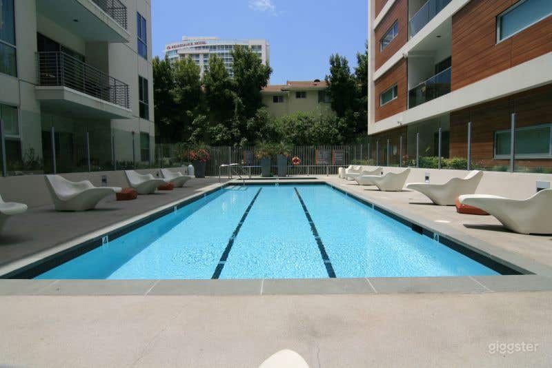 The Hollywood No.409 Photo 1