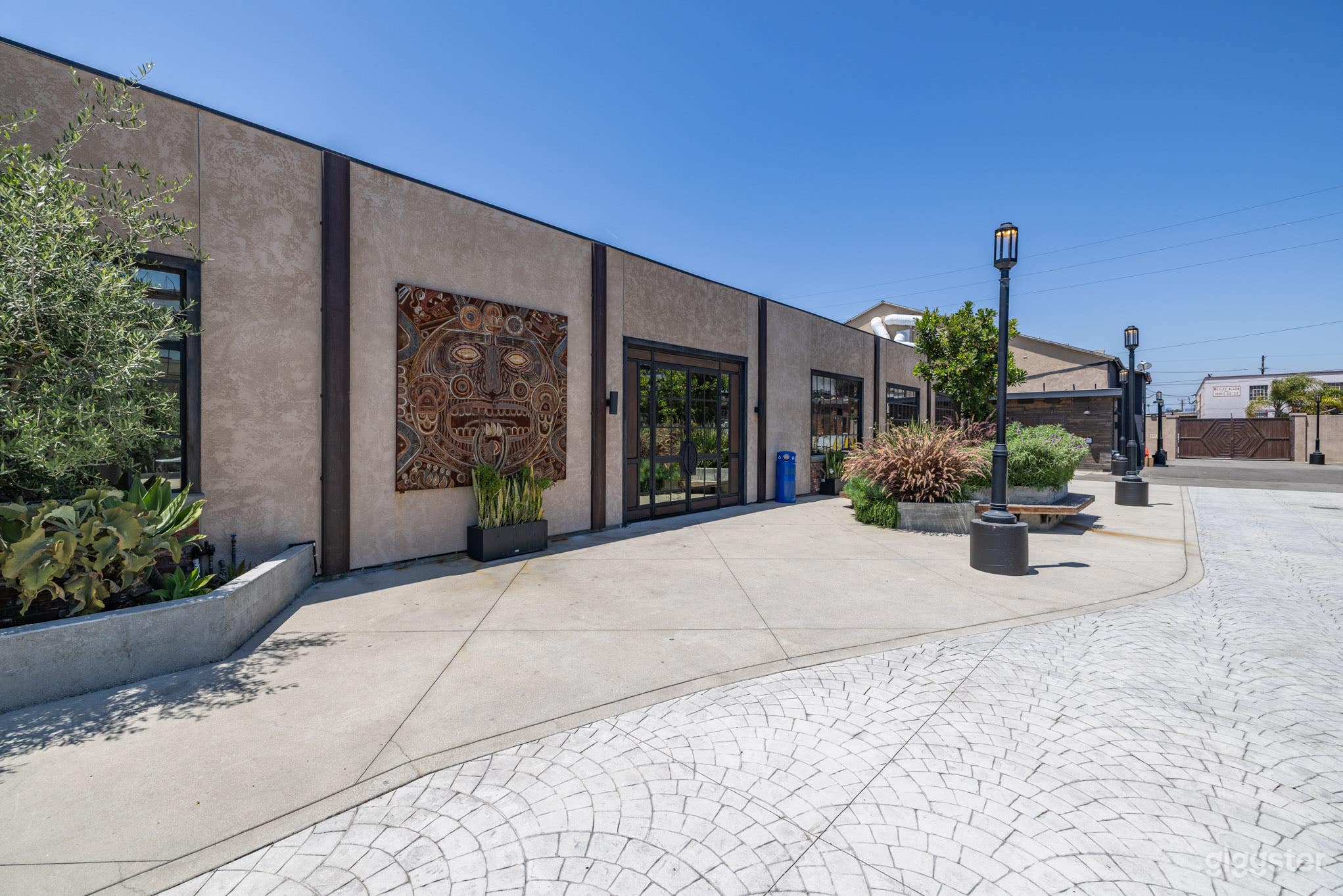 Open-Air West Courtyard Photo 3