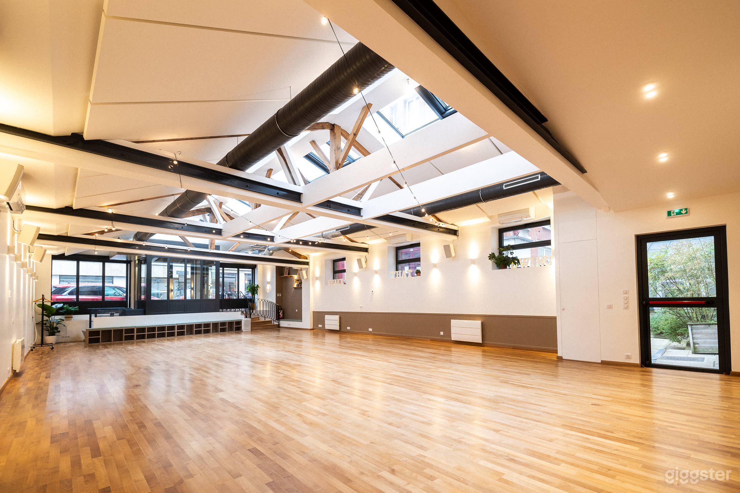 Photo de High ceiling and full of light - polyvalent dance studio 2