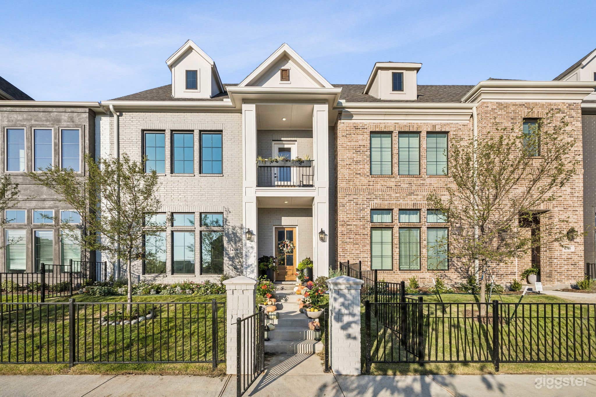 Luxury Designer Townhome w/ balcony | 3 Bed, 2.5 Bath Photo 2