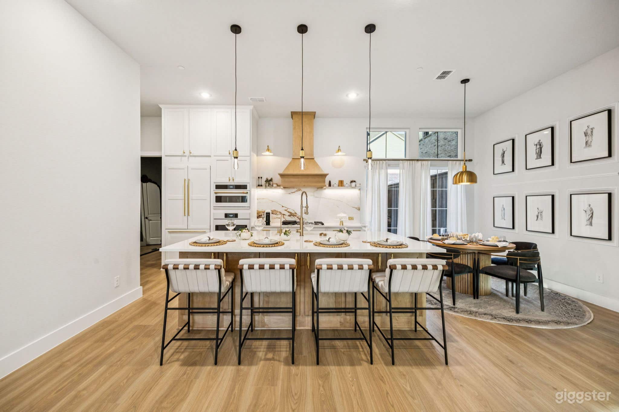 Luxury Designer Townhome w/ balcony | 3 Bed, 2.5 Bath Photo 1