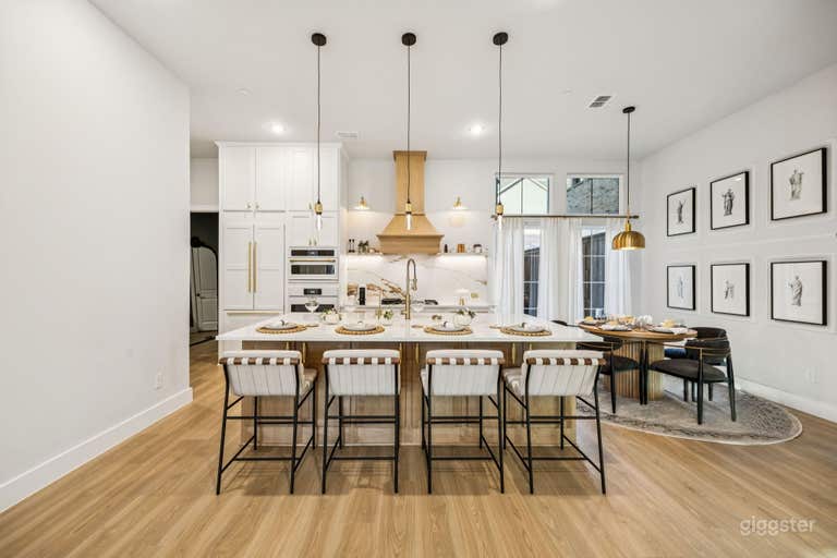  Luxury Designer Townhome w/ balcony | 3 Bed, 2.5 Bath 