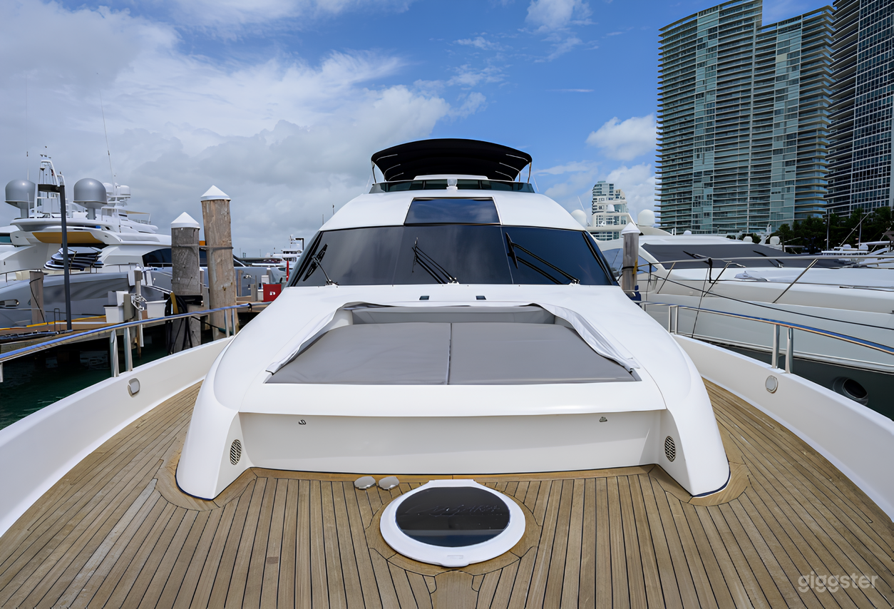 Lazzara 84” Yacht Photo 3