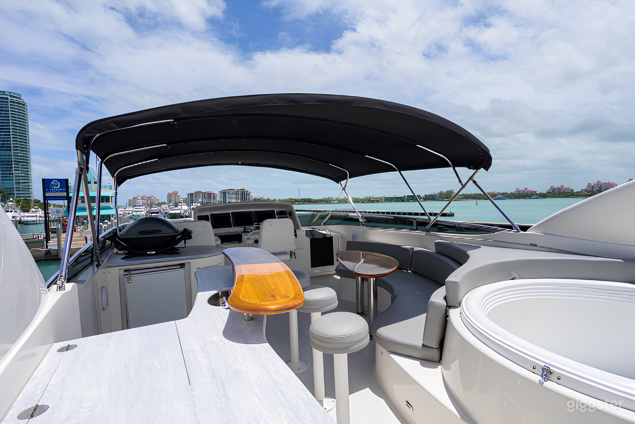 Lazzara 84” Yacht Photo 4