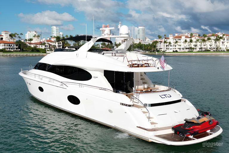  Lazzara 84” Yacht 