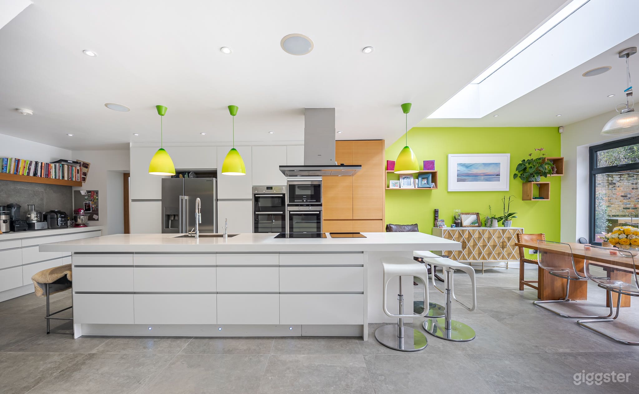 Bright and Colourful London Home with Wallpapers Photo 3