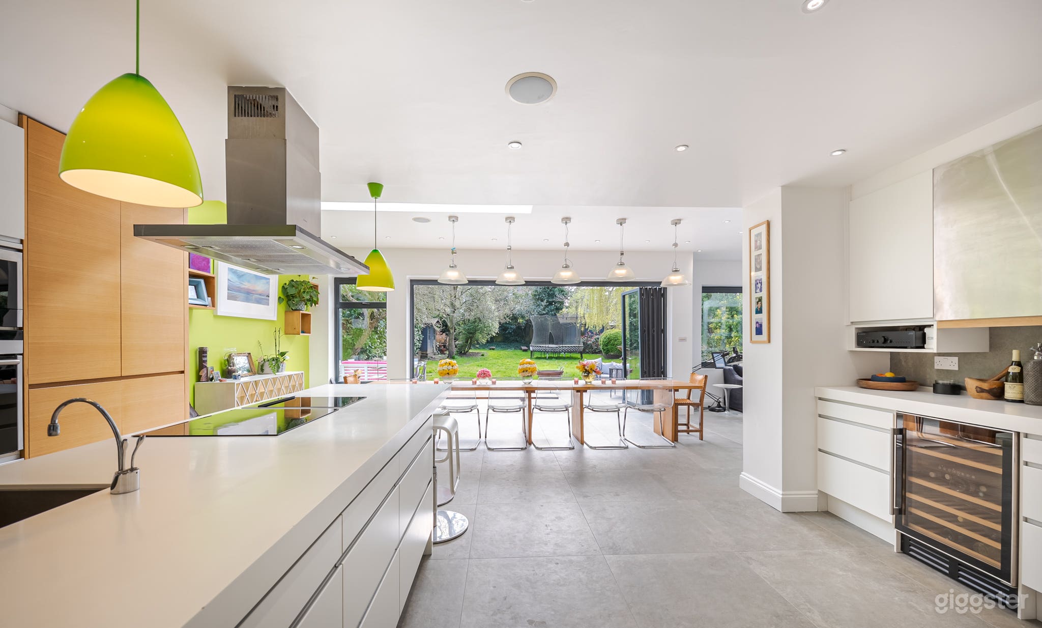 Bright and Colourful London Home with Wallpapers Photo 2