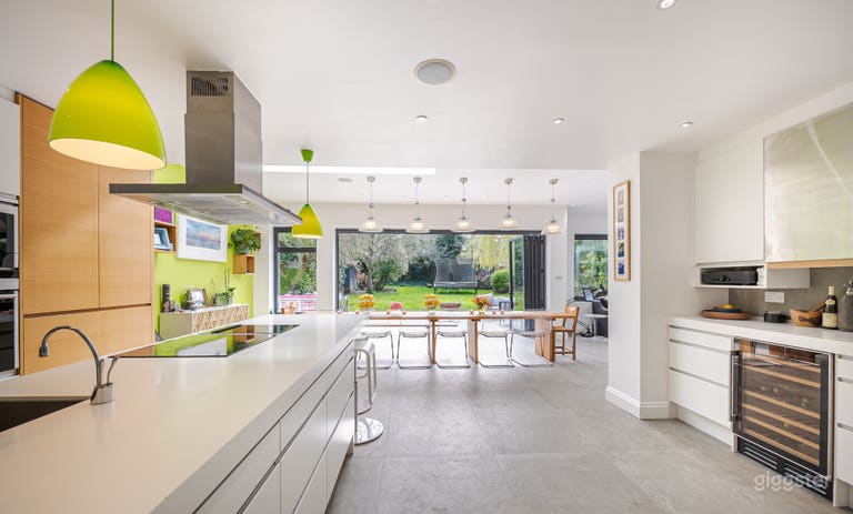  Bright and Colourful London Home with Wallpapers 