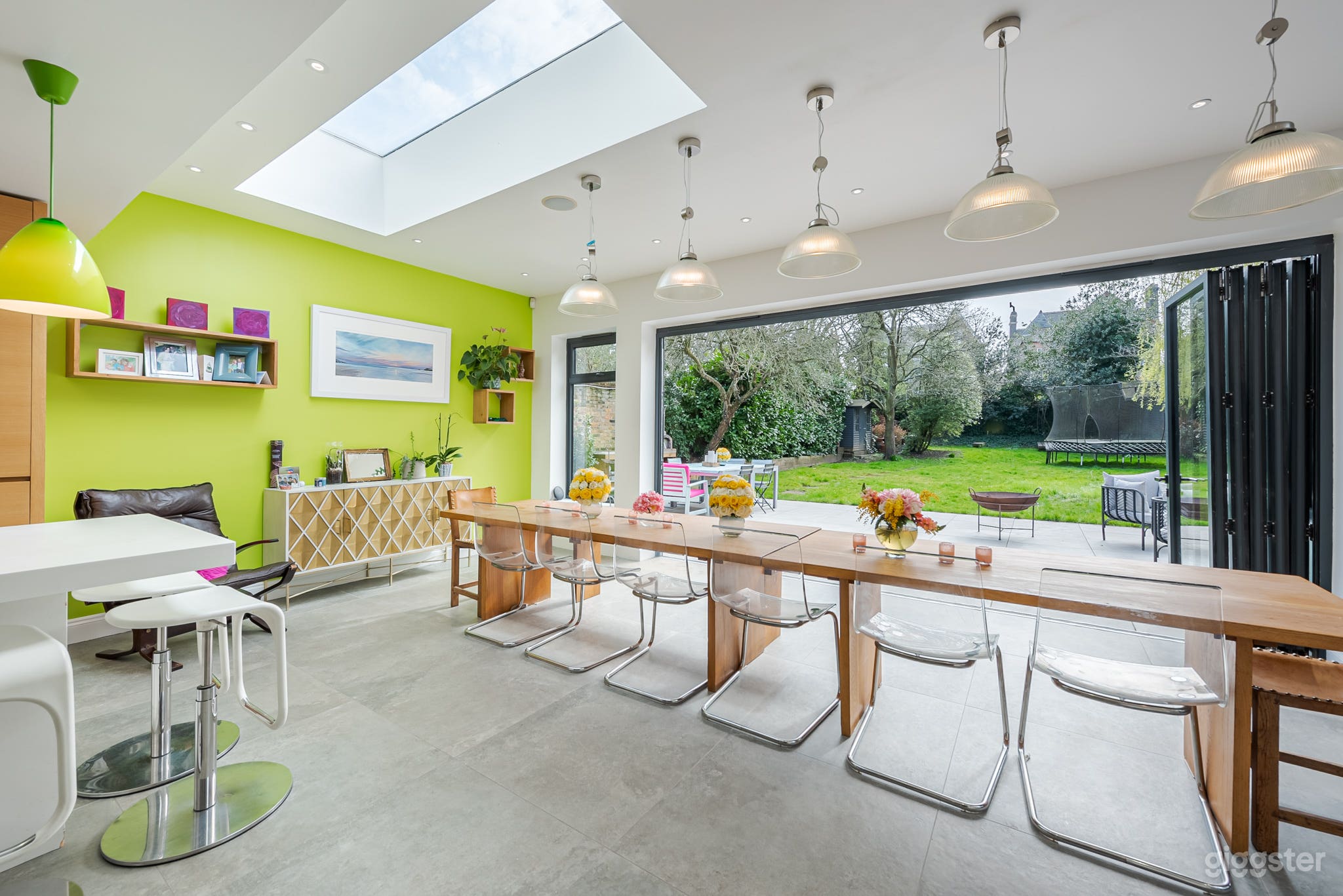 Bright and Colourful London Home with Wallpapers Photo 1