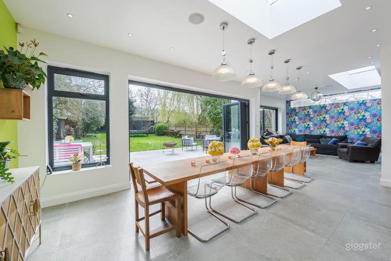  Bright and Colourful London Home with Wallpapers 